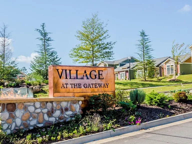 10 Gateway Village Blvd — Photo 4