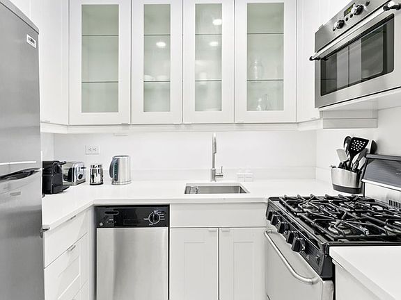3rd image of 301 E 66th St APT 11P