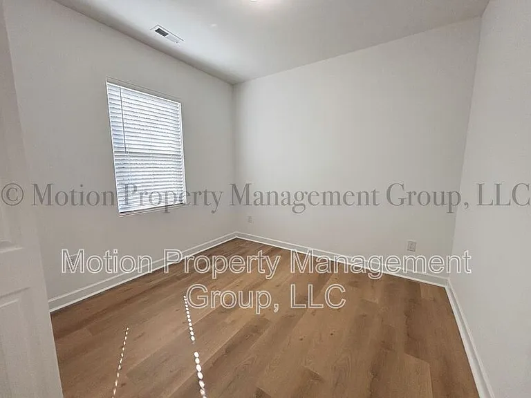 1121 Wilmington Ave — Photo 9