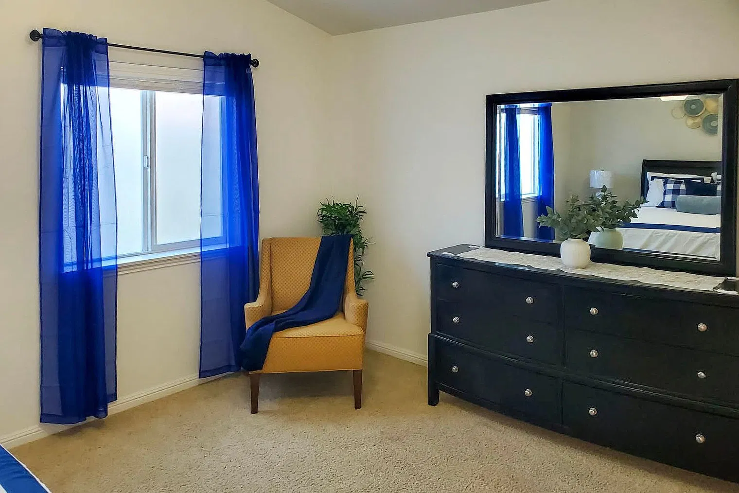 4 bed, 2.0 bath, 2034 sqft, $4,741 — Photo 4
