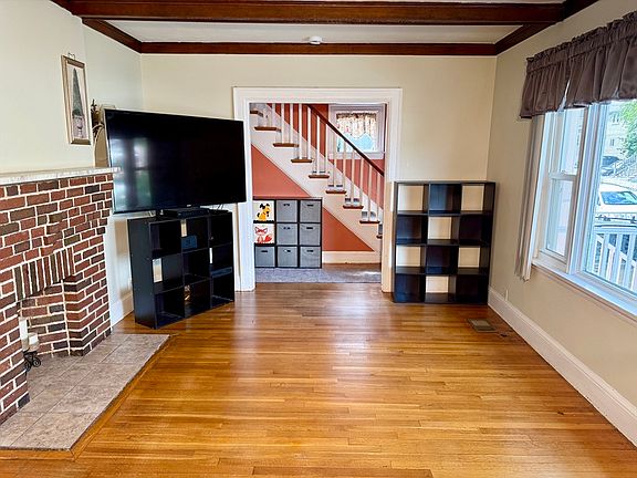 4th image of 17 Chisholm St