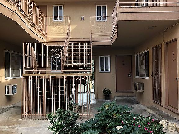 3rd image of 1541 N Formosa Ave #20