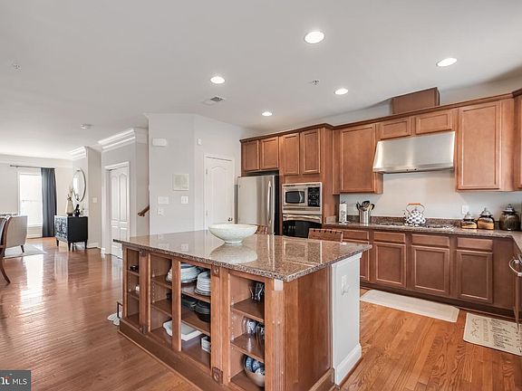 5th image of 436 Esmond Pl