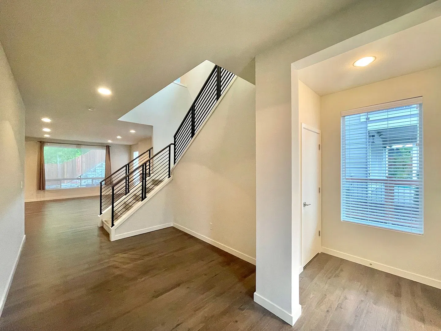 Beautiful 3-Bedroom Home with Loft, Office Space & Fully Fenced Backyard in Mountlake Terrace! — Photo 3