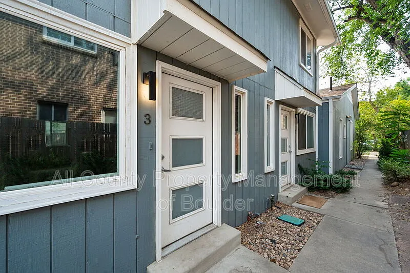 3 bed, 2.0 bath, 900 sqft, $3,000 — Photo 1