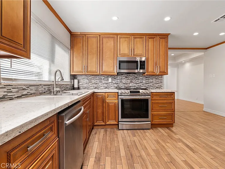 766 N Alexandria Ave — Photo 25