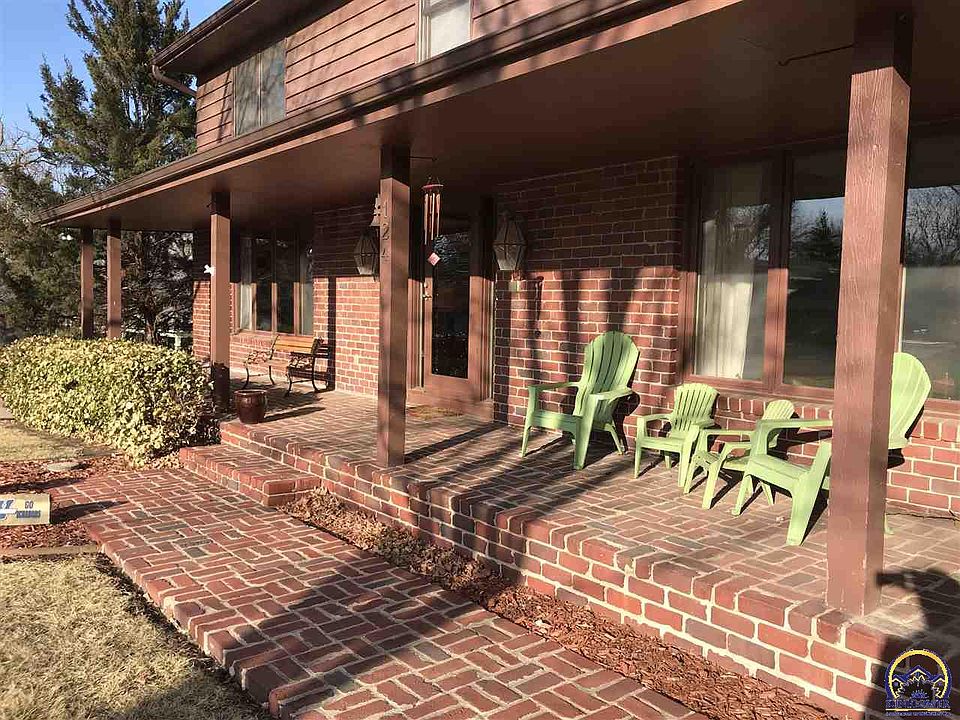 2nd image of 124 SW Meadow Ln
