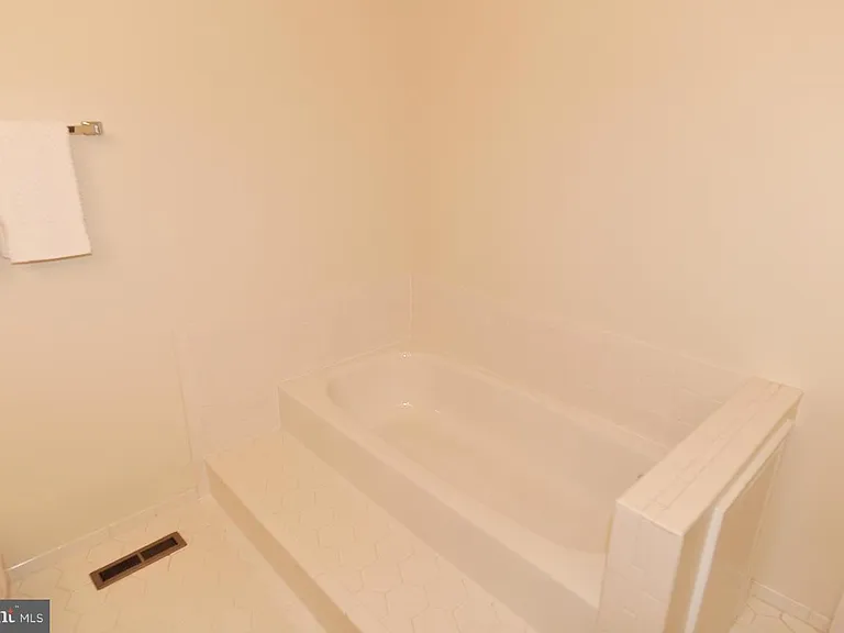 7411 Salford Ct — Photo 13