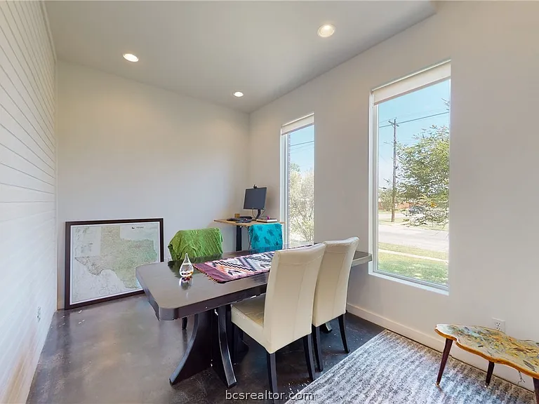 217 N Houston Ave — Photo 8