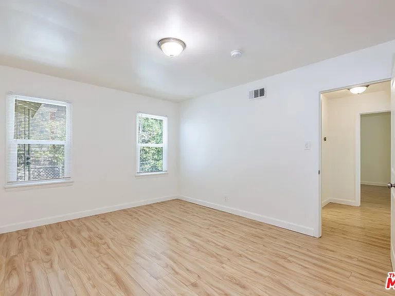 1561 Hazelwood Ave — Photo 10