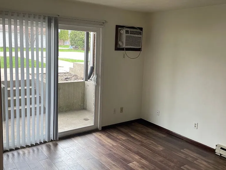 Immaculate Updated 2 Bedroom with 1 Bath — Photo 22