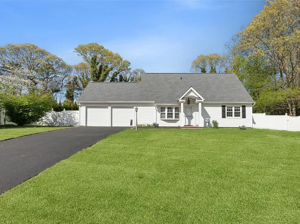 3 Hamilton Court, Coram, NY 11727