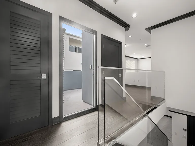 2131 S Beverly Glen — Photo 21