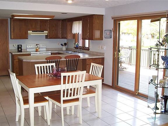 5th image of 32 Cambridge Ct