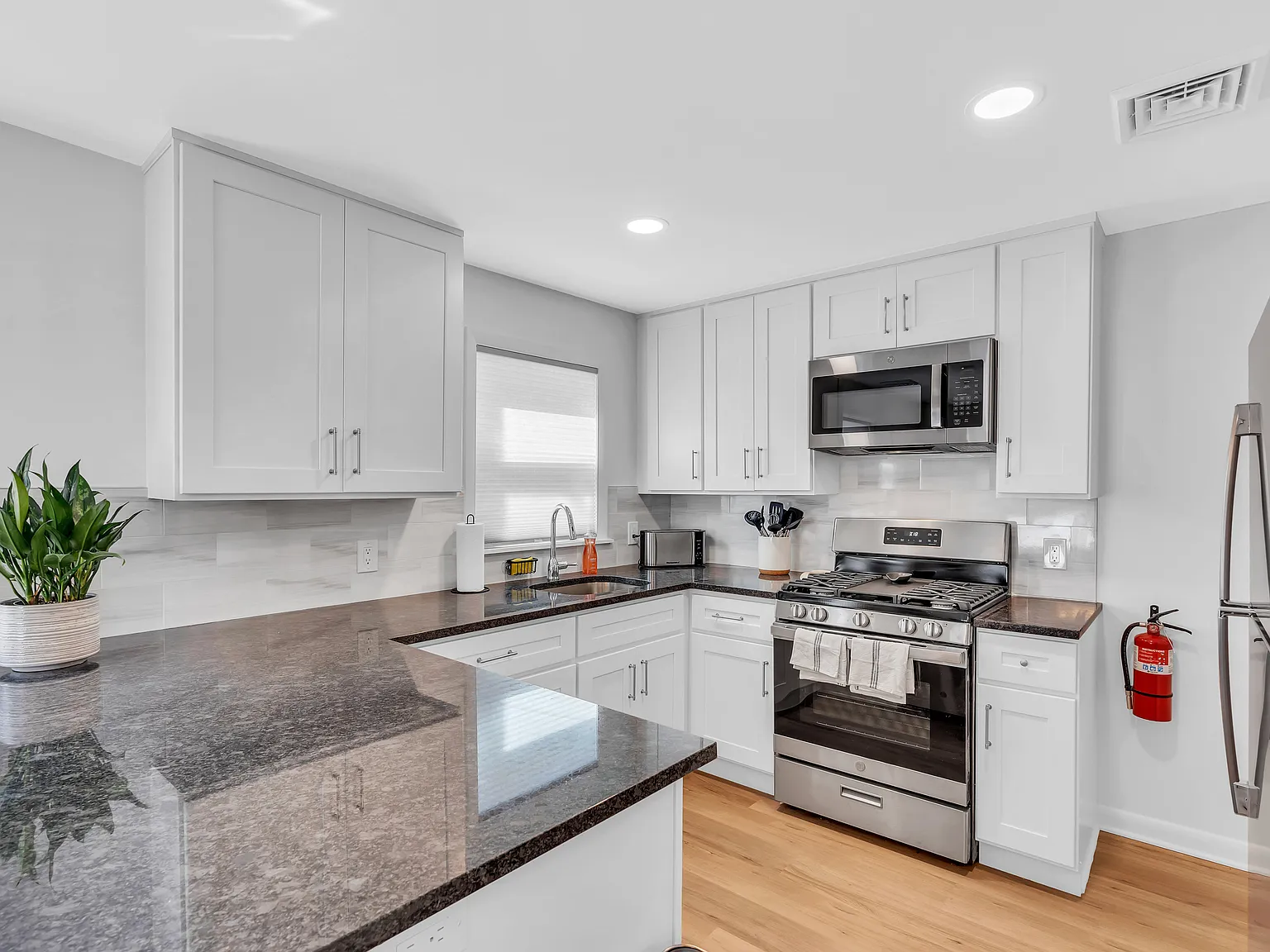 2 bed, 750 sqft, $2,400 — Photo 3