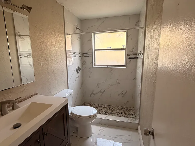 2175 SE 6th St #F — Photo 6