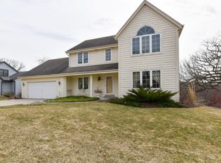 837 Lynnewood Dr, Waukesha, WI 53188