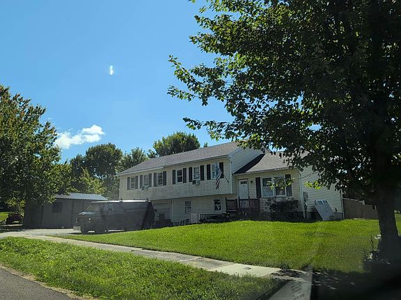 2nd image of 7 Hunting Ridge Ln