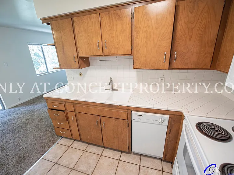 425 E 3rd Ave — Photo 12