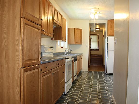 Nice, bright multi-cabinet kitchen.