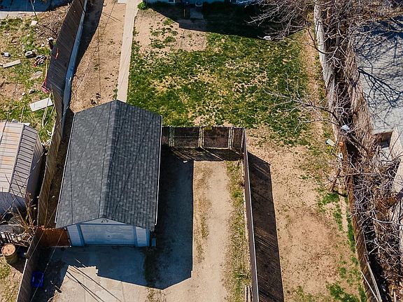 PRIVATE BACKYARD AND PARKING/ GARAGE NOT INCLUDED IN RENTAL