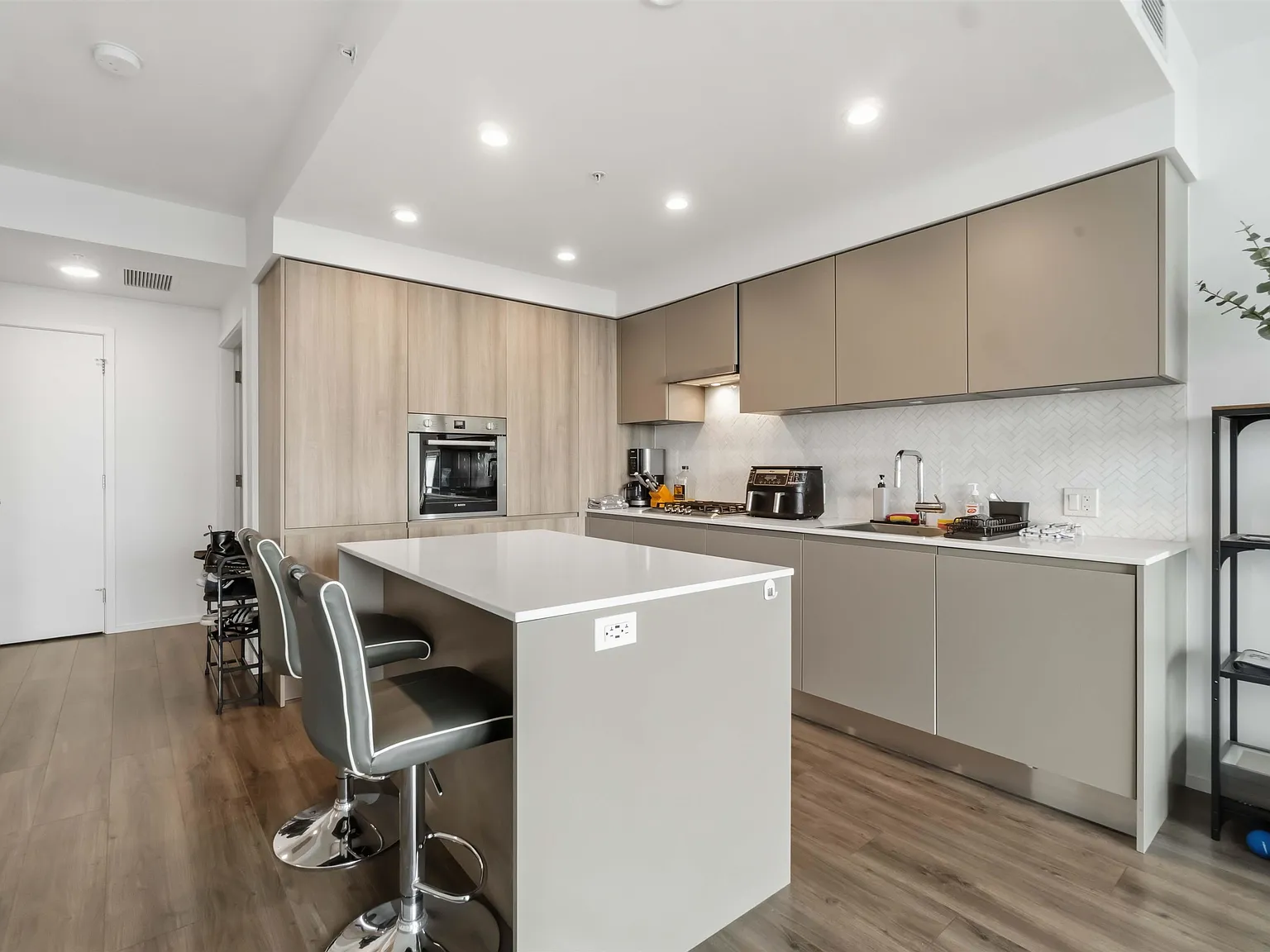 2 bed, 772 sqft, $2,700 — Photo 4