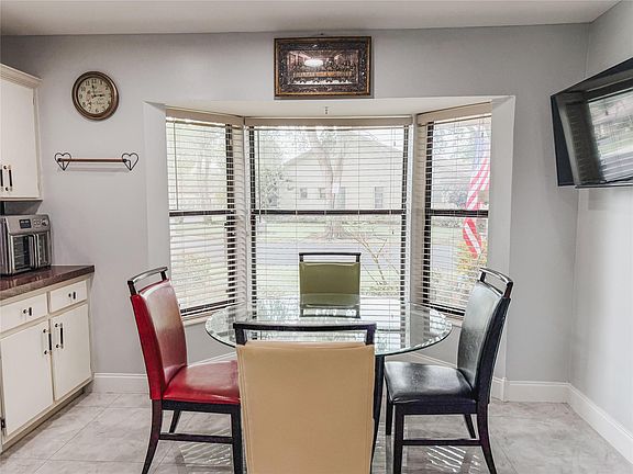 3rd image of 1450 Lakeview Circle