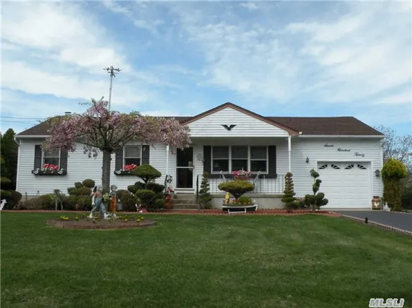 720 Henrys Ln, Peconic, NY 11958