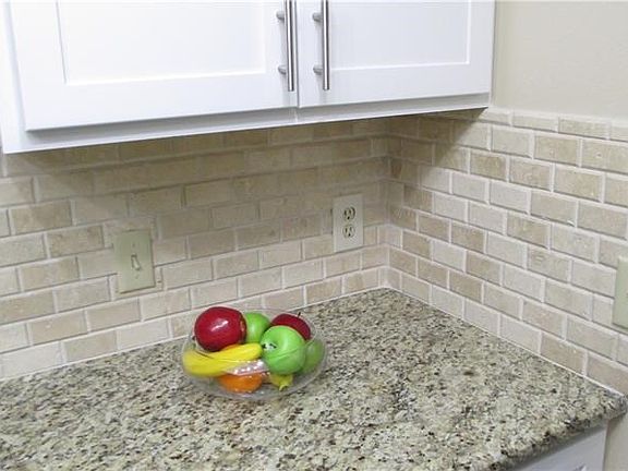 STONE BACKSPLASH IN KITCHEN