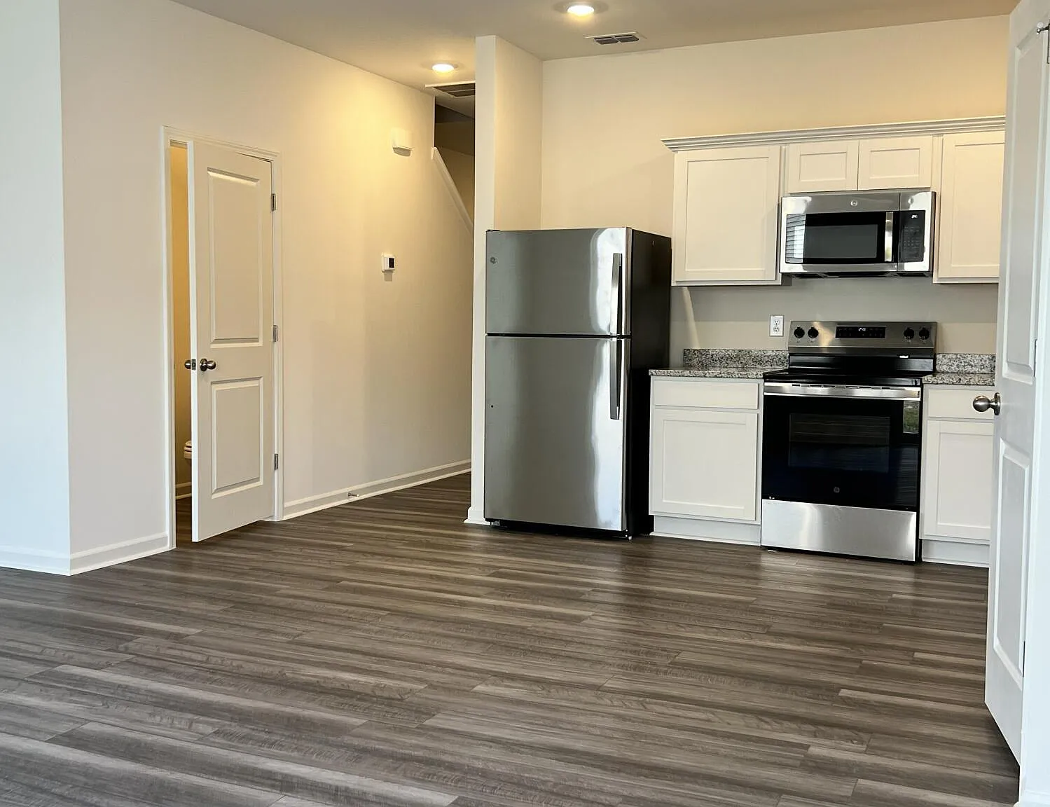1 bed, 1.5 bath, $800 — Photo 3