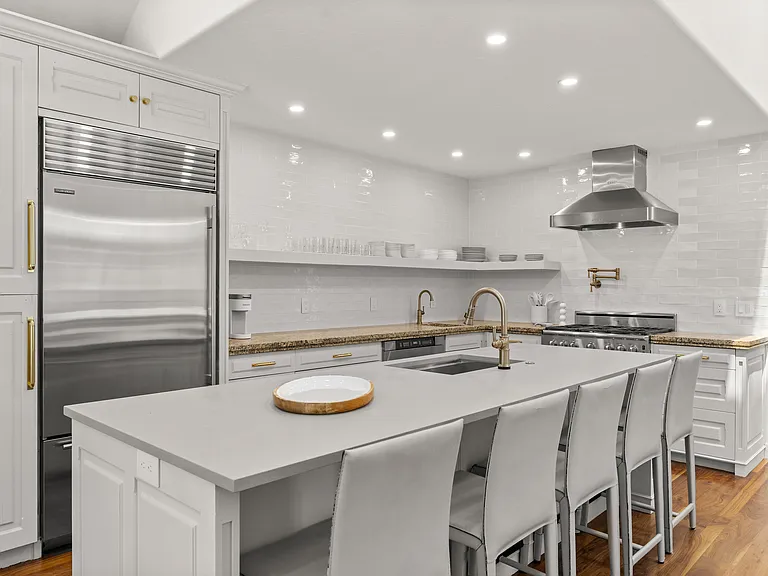 777 Castle Creek Dr — Photo 3