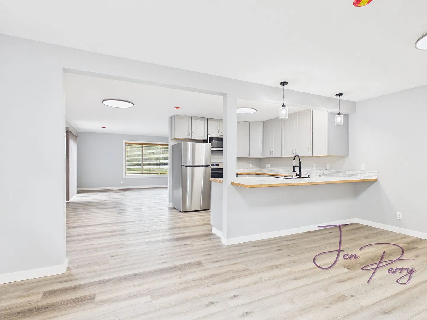 3 Bedroom Home with Fenced Yard For Rent — Photo 4