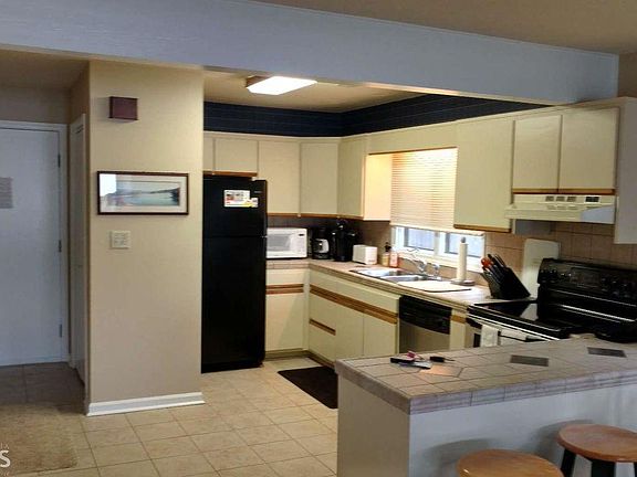4th image of 220 Windjammer Dr #H