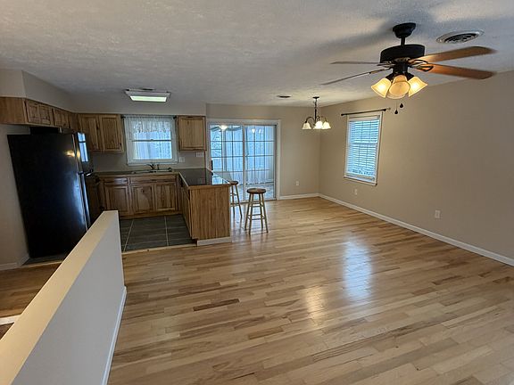 5th image of 412 Dotson Ln