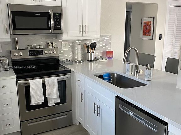 3rd image of 633 NE 2nd Ave APT 5