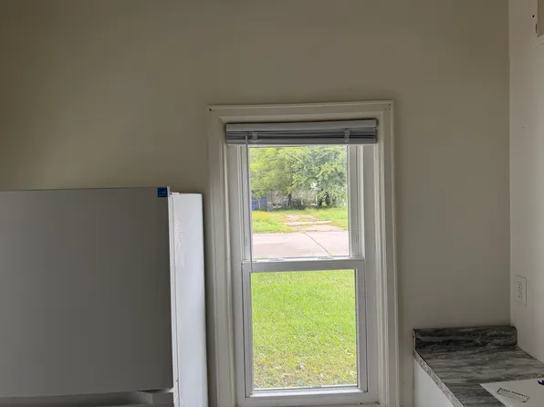 915 Evergreen Ave, Waterloo, IA 50701