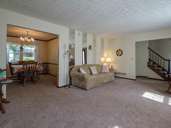 4th image of 1055 Tiffany Dr
