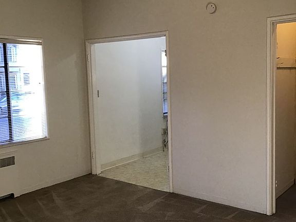 5th image of 2330 Capitol Ave #3