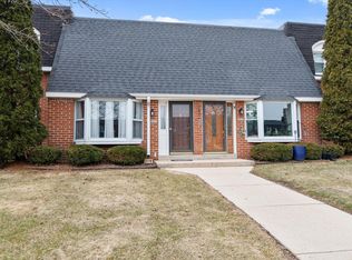 2025 Chateau Ct, Grafton, WI 53024