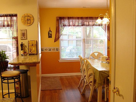 Kitchen & Dining