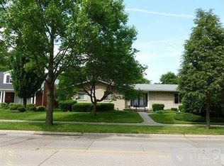 624 Cook Rd, Grosse Pointe Woods, MI 48236