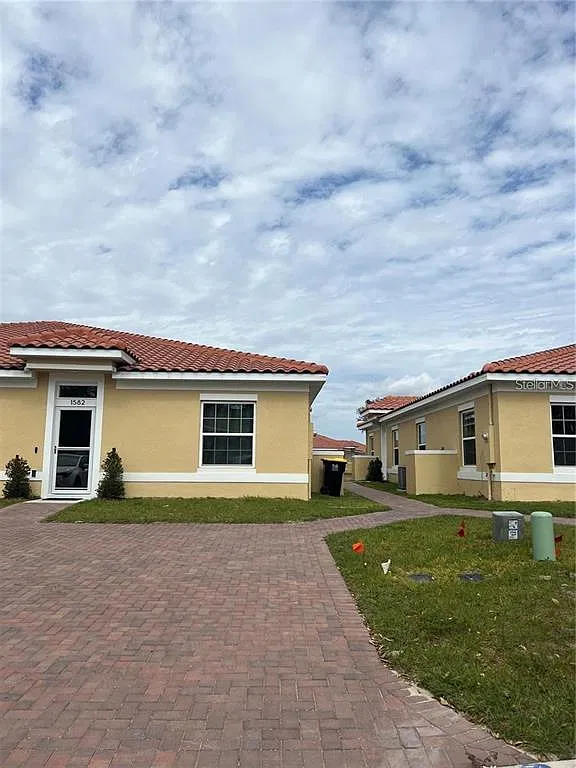 2 bed, 2.0 bath, 1089 sqft, $1,400 — Photo 1