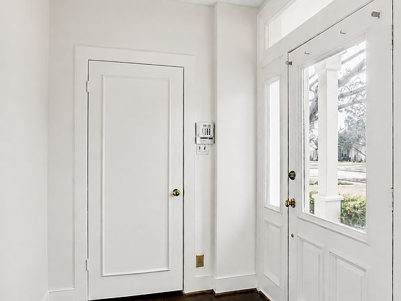 4th image of 5911 Vanderbilt Ave