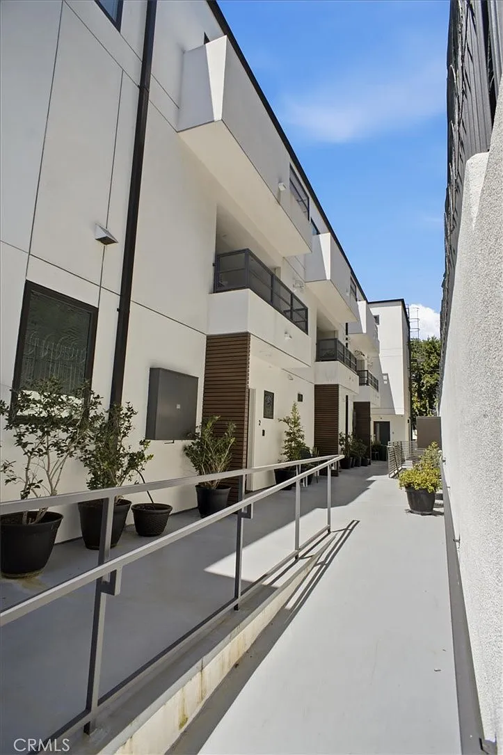 3 bed, 1984 sqft, $5,500 — Photo 2