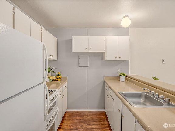 5th image of 17431 Ambaum Blvd S Unit D16