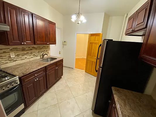 4th image of 239 E 88th St #1A