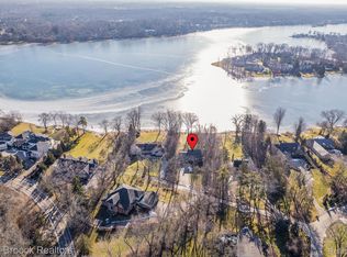 2 Walnut Ln, Orchard Lake, MI 48324