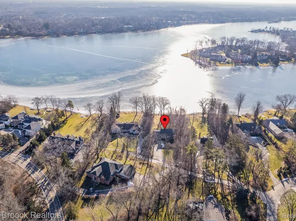 2 Walnut Ln, Orchard Lake, MI 48324