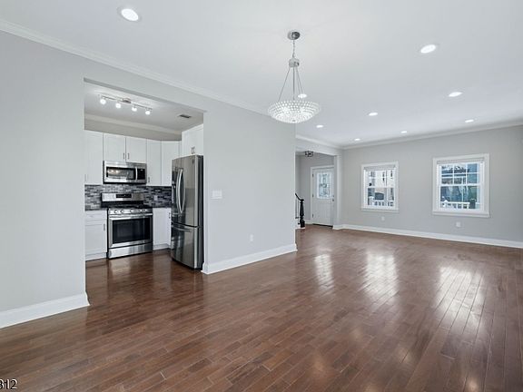 4th image of 526 S Clinton St
