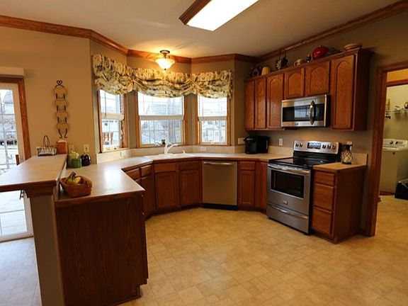 3rd image of 2924 Oakcrest Dr